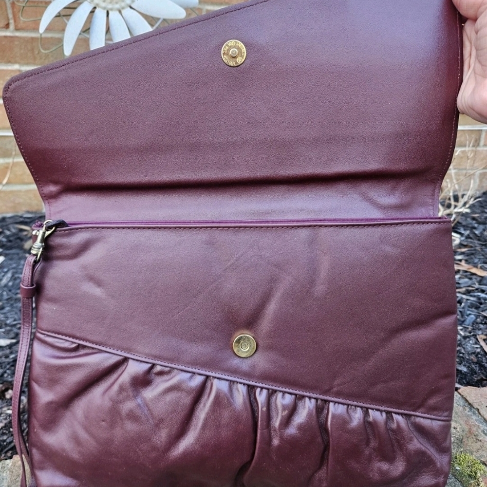 Vintage Etienne Aigner Burguny Large Clutch With Detachable Wrist Strap - Picture 9 of 13